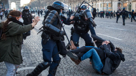 Полицията в Париж арестува в събота 97 души при протестите, съпътстващи навлизане на конвоя в града