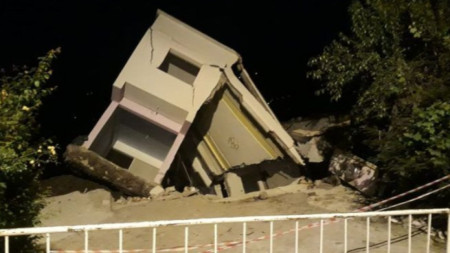 15 опразнени от обитателите им къщи са рухнали в турската черноморска провинция Орду. 