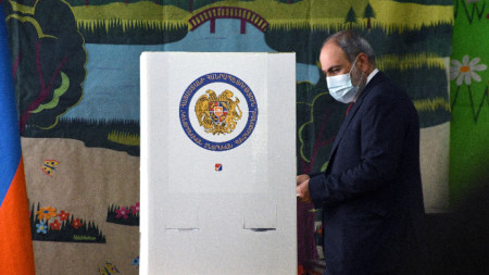 Арменският премиер Никол Пашинян гласува на изборите в страната. 