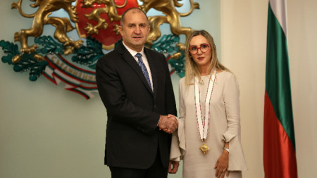 Румен Радев удостоява  посланика на Албания у нас Доника Ходжа с орден „Мадарски конник“ първа степен.