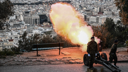 Оръдеен салют край Атина по повод националния празник на Гърция, 25 март 2024 г.