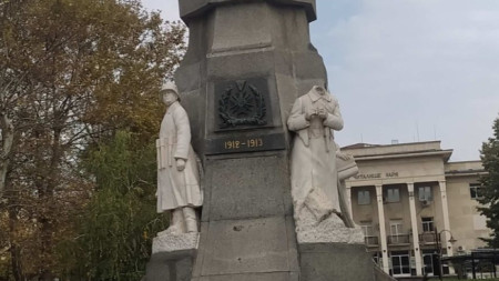 Обезглавената статуя на един от войниците на Паметника на Незнайния войн в Хасково