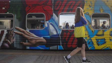 Украинка изпраща Влака на победата в Киев, 23 август 2022 г. Всеки един от 7-те изрисувани вагона на композицията е посветен на временно окупирана част от Украйна. Първата спирка на влака в Ужгород днес