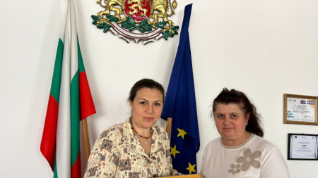 Областният управител на Ловеч Дора Стоянова (вляво) предаде на координатора на кампанията 