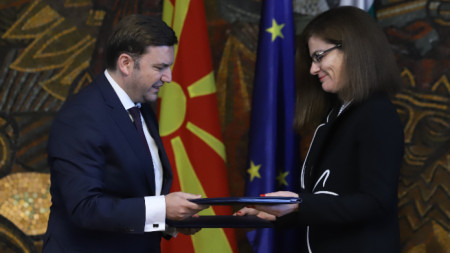 МВнР - 17 юли 2022 г., Османи и Генчовска разменят папки с подписания двустранен протокол София - Скопие.