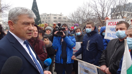 Протестиращи разговарят с кмета Румен Томов. 