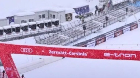 Заради силен снеговалеж първото спускане за мъже от световната купа по ски алпийски дисциплини в Цермат бе отменено
