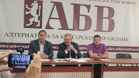 Румен Петков (в средата) по време на пресконференцията на АБВ