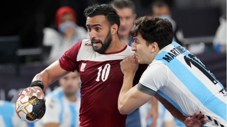 Натурализираният кубинец Франкис Марсо (с топката) отбеляза 8 гола за Катар.