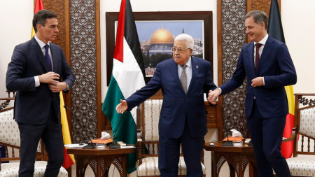 Педро Санчес (вляво)  и Александер де Кро (вдясно) се срещнаха в Рамала с палестинския президент Махмуд Абас (в центъра) - 23 ноември 2023 г.