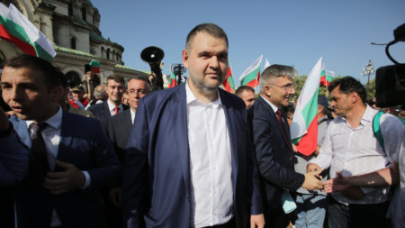 Делян Пеевски и лидерът на ДПС Мустафа Карадайъ (вдясно, на заден план) сред привържиници на партията - София, 22 юни 2022