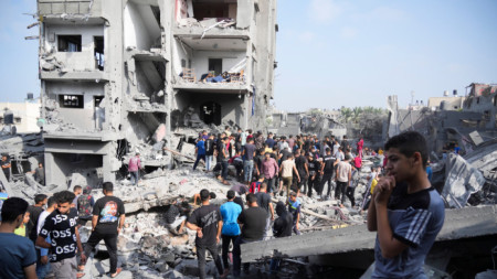 Палестинци търсят оцелели от израелските бомбардировки в бежанския лагер Магази в ивицата Газа в неделя, 5 ноември 2023 г. 