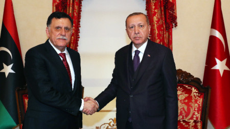 Либийският премиер Файез ал-Сарадж и турският президент Реджеп Ердоган.