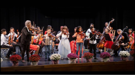 Софийската филхармония подава ръка на децата от Детския симфоничен оркестър