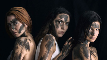 Три свободни млади актриси обединяват таланта си за да изградят