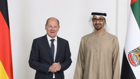 Президентът на ОАЕ шейх Мохамед бин Зайед Ал Нахаян (вдясно) и германският канцлер Олаф Шолц позират за снимка преди срещата в двореца Ал Шати, Абу Даби, ОАЕ, 25 септември 2022 г.
