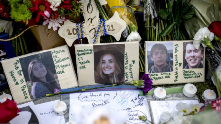 Импровизиран мемориал край гимназията в Оксфорд щата Мичиган, със снимки на убитите.