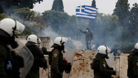 Сблъсъци и сълзотворен газ на протестите в Атина.