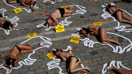 Протест на зооактивисти срещу надбягването с бикове в Памплона.