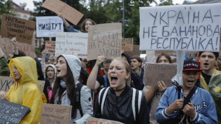 Вчера, 30 юли 2025 г., в Киев отново имаше протест срещу ограничаването на автономността на антикорупционните органи.