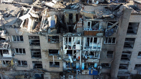 Полуразрушена сграда след ракетна атака в град Покровск, Донецка област, 8 август 2023 г.,