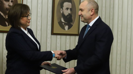 Лидерът на БСП Корнелия Нинова получава от президента Румен Радев мандат за съставяне на правителство, 16 януари 2023 г.