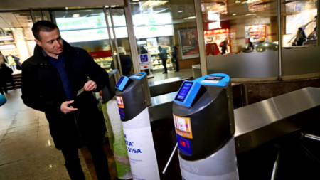 Директорът на ЦГМ Димитър Дилчев пред турникет на метростанция