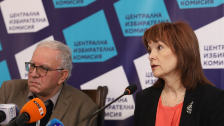Цветозар Томов и Росица Матева на брифинга на ЦИК в изборния ден. 