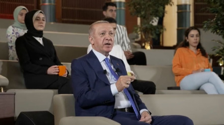 Турският президент Реджеп Ердоган разговаря със студенти