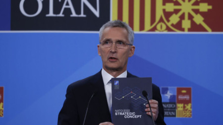 Генералният секретар на НАТО Йенс Столтенберг с одобрената стратегическа концепция от лидерите на Алианса на срещата им в Мадрид