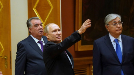 Президентът на Русия Владимир Путин (в центъра) разглежда музей с колегите си от Таджикистан Емомали Рахмон (на втори план вляво) и Казахстан - Касим-Жомарт Токаев (вдясно) по време на неформална среща на върха на ОНД в Санкт Петербург, архив, 27 декември 2022 г. 