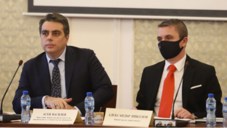 Minister of Finance Assen Vassilev (L) and Energy Minister Alexander Nikolov