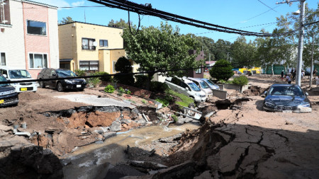 Опустошена улица в Сапоро, Северна Япония, след свличане в резултат на труса с магнитуд 6,7 по Рихтер.