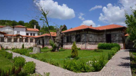 Елмалъ баба теке е едно от почитаните места за алианската общност в област Кърджали