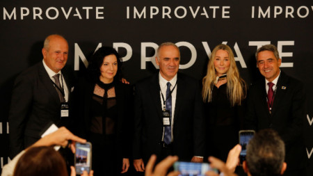 Rosen Plevneliev (extremo derecho) es anfitrión la conferencia sobre la seguridad cibernética en que también participa al ex campeón mundial de ajedrez Garry Kasparov (en el centro)