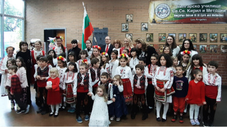 Вицепрезидентът Илияна Йотова с деца от българското училище 