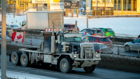 Стотици канадски шофьори на камиони се събраха в петък в