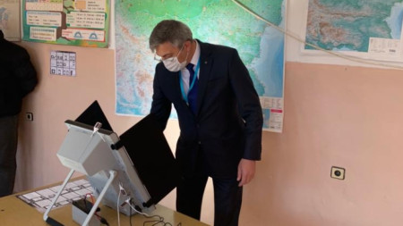 Мустафа Карадайъ гласува за президент и президент, 21 ноември 2021 г.