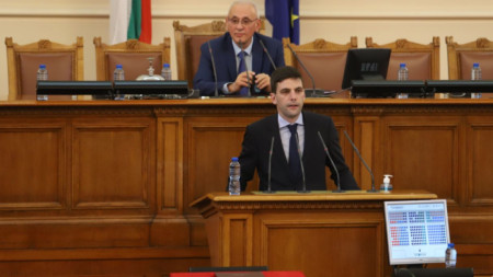 Никола Минчев говори от трибуната на парламента