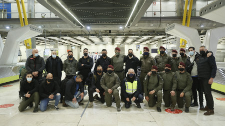 Евакуирани испанци и войници от армията на страната позират за снимка на летището в Мадрид, 28 февруари 2022 г.