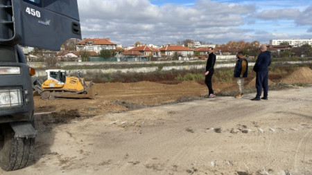 Подготовката за облагородяване и почистване на небетонираното корито на река Тунджа от моста на „Трите вятъра“ към жк „Златен рог“.