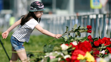 Жителите на Казан оставяха цветя пред училището, в което загинаха седем деца и двама възрастни при покушението 