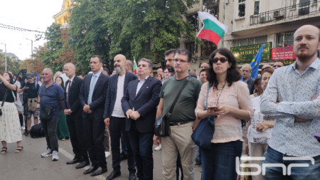 Васил Терзиев, Асен Василев и Кирил Петков са сред протестиращите пред Съдебната палата в подкрепа на Благомир Коцев -  12 септември 2025 г. 