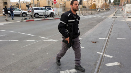 Израелски полицай пред синагогата в Източен Ерусалим, където бе извършено нападението