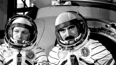 Първият български космонавт Георги Иванов (дясно) със съветския космонавт Николай Рукавишников преди старта на „Союз-33“.