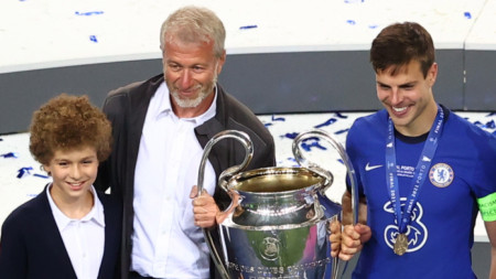 Капитанът на Челси Сесар Аспиликуета ликува със спечелената Шампионска лига заедно със собственика на клуба Роман Абрамович