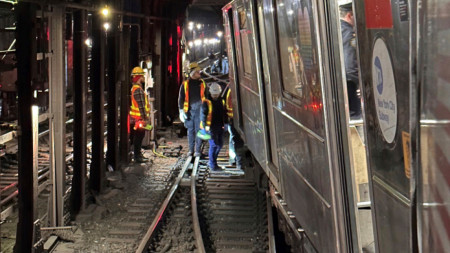 Снимка, предоставена от службата за извънредни ситуации в Ню Йорк, показва дерайлирането на вагон на метрото в Ню Йорк, дерайлирал след сблъсъка