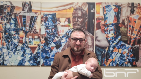Авторът Иван Шишиев посрещаше посетители заедно с новородения си син.
