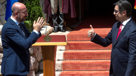 Председателят на ЕС Шарл Мишел (вляво) и президентът на Северна Македония Стево Пендаровски по време форума в Охрид - 16 юни 2022