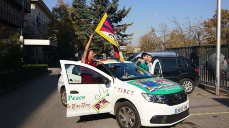 Тубтен Уангчен в двора на БНР с автомобила на европейската обиколка 